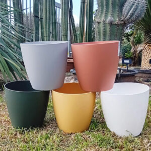 Macetas de plástico varios colores 18 cm