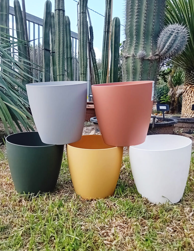 Macetas de plástico varios colores 18 cm